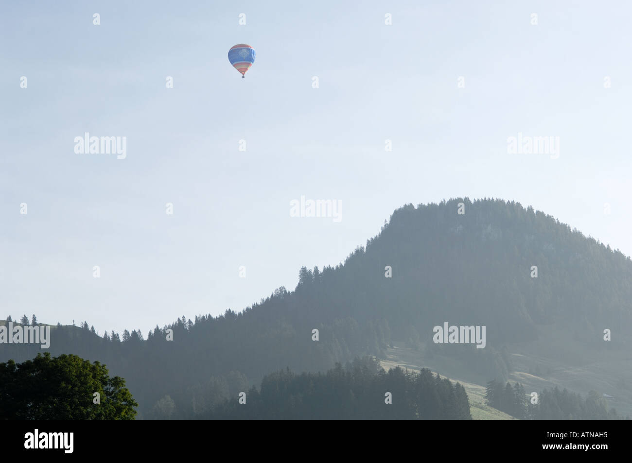 Heißluftballon fliegen über Alpen, Chateau Doex, Schweiz Stockfoto