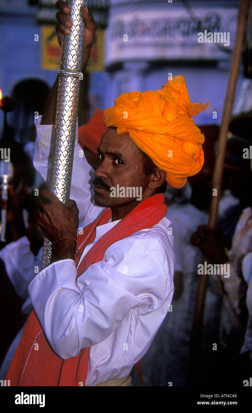 Rajasthani Mann trägt einen silbernen Pol während einer Parade in Pushkar Rajasthan Indien Stockfoto