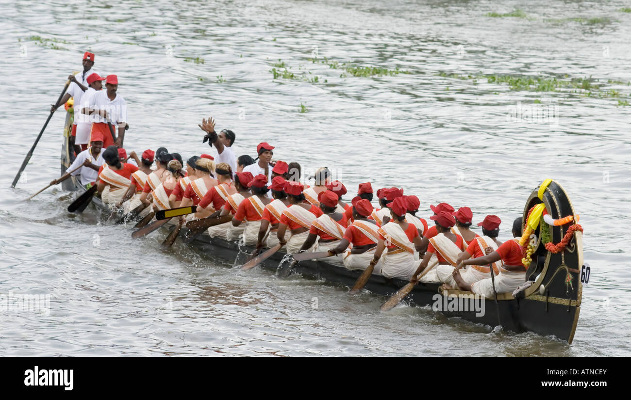 Gruppe von Menschen die Teilnahme an einer Schlange Bootsrennen, Kerala, Indien Stockfoto