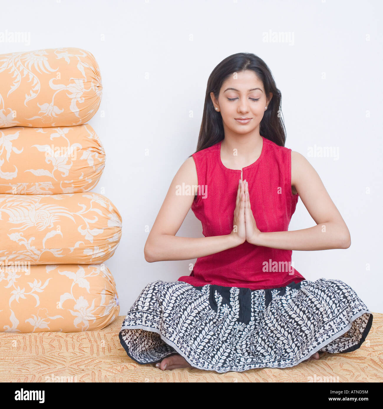 Junge Frau sitzt auf dem Bett in der Lage sein Gebet Stockfoto