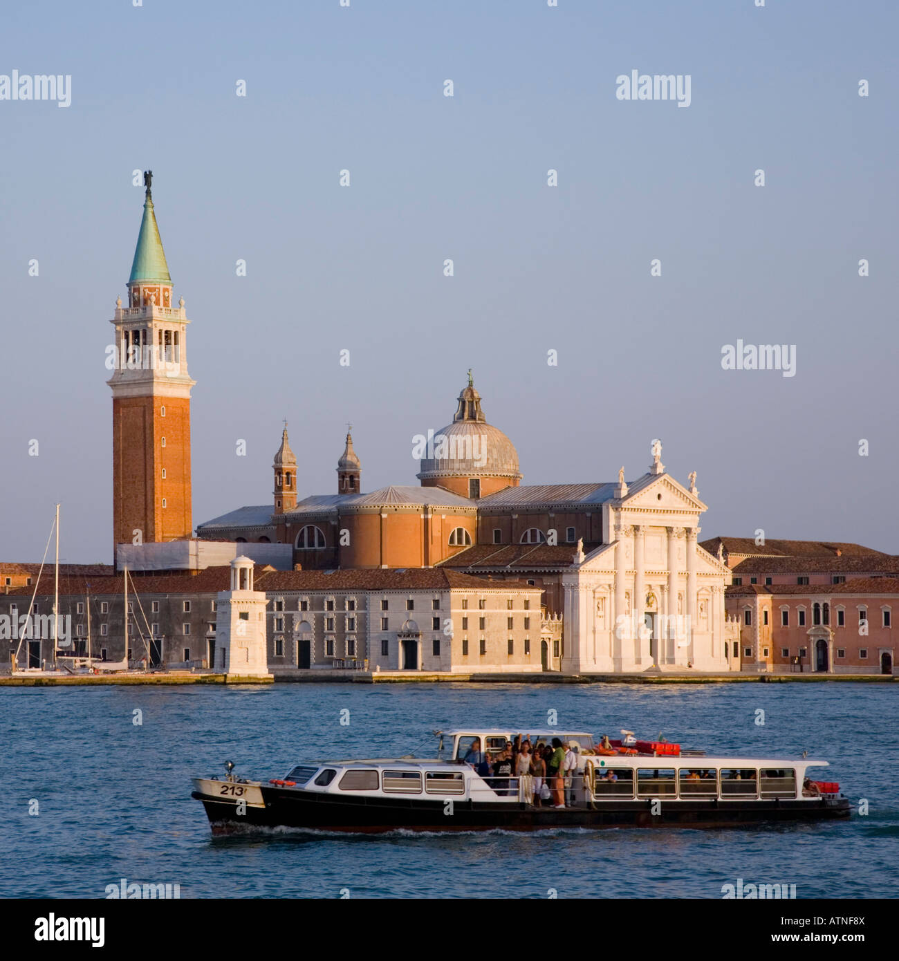 Venedig, Veneto, Italien. Blick über die Lagune, der Chiesa di San Giorgio Maggiore, Vaporetto im Vordergrund. Stockfoto
