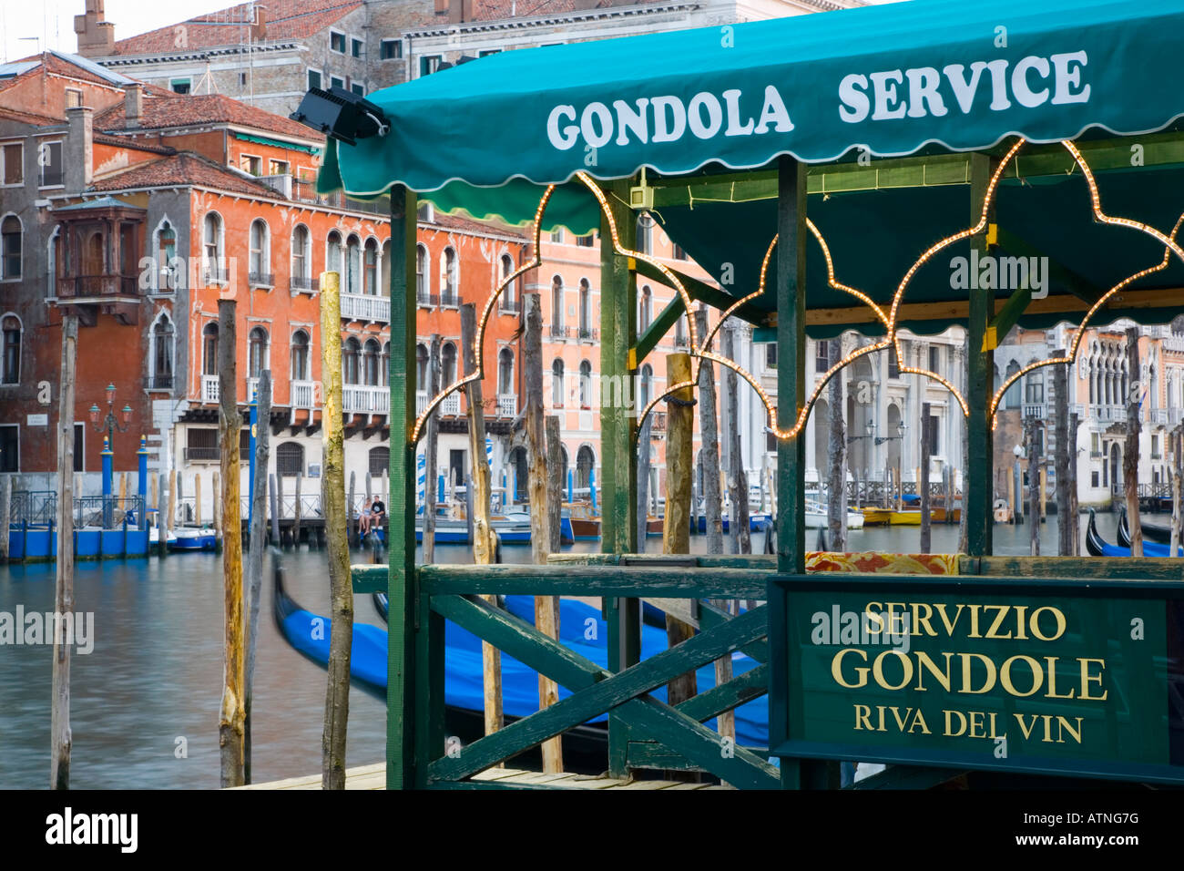 Venedig, Veneto, Italien. Eine auffällige Gondel Anlegestelle am Canal Grande. Stockfoto