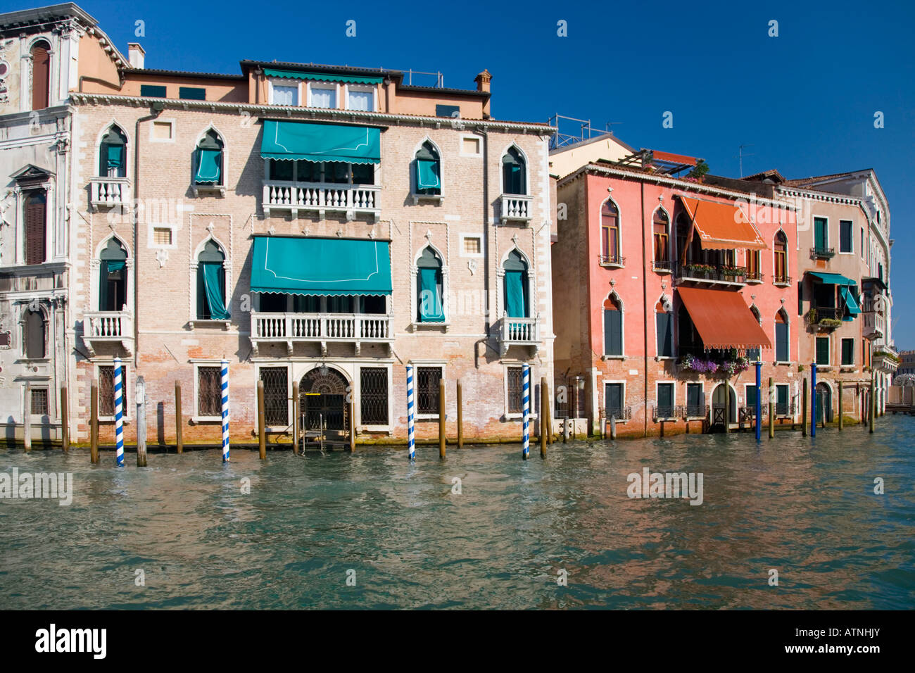 Venedig, Veneto, Italien. Bunte Villen mit Blick auf den Canal Grande. Stockfoto