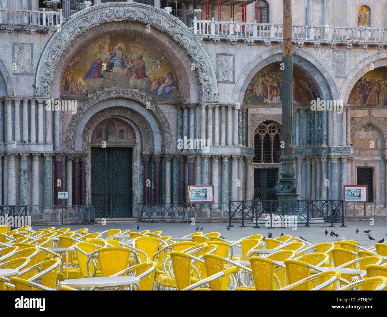 Venedig, Veneto, Italien. Wunderschöne Fassade der Basilica di San Marco, Stühle von Lavena-Café im Vordergrund. Stockfoto