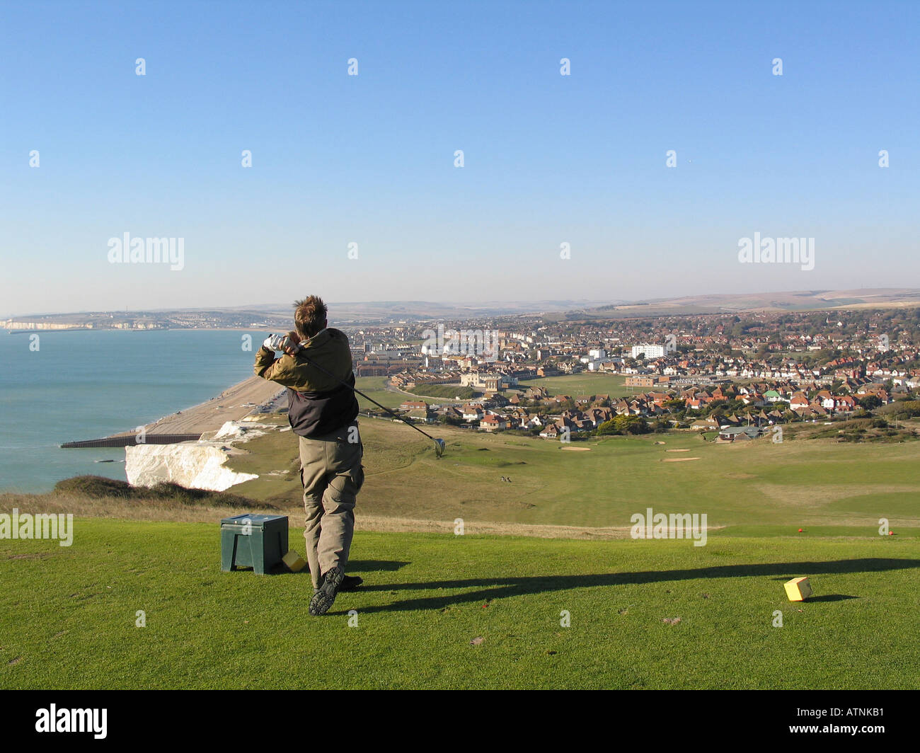 Ein Golfspieler auf dem Golfplatz Seaford Kopf auf der South Downs in Großbritannien Stockfoto