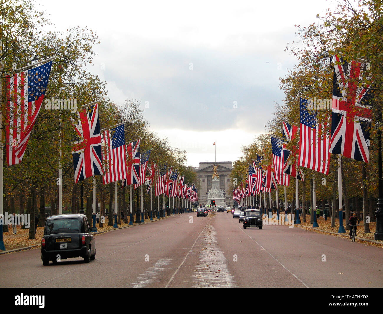 Britische und amerikanische Flaggen Linie Pall Mall führt zum Buckingham Palace in London UK Stockfoto