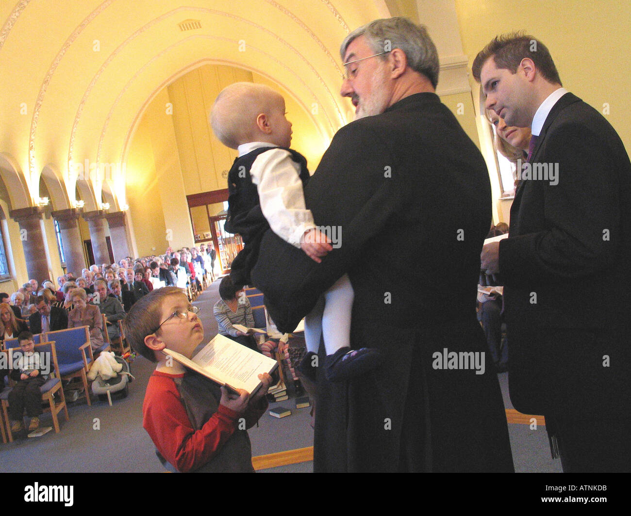 Ein Baby wird in einer methodistischen Kirche in England getauft. Stockfoto