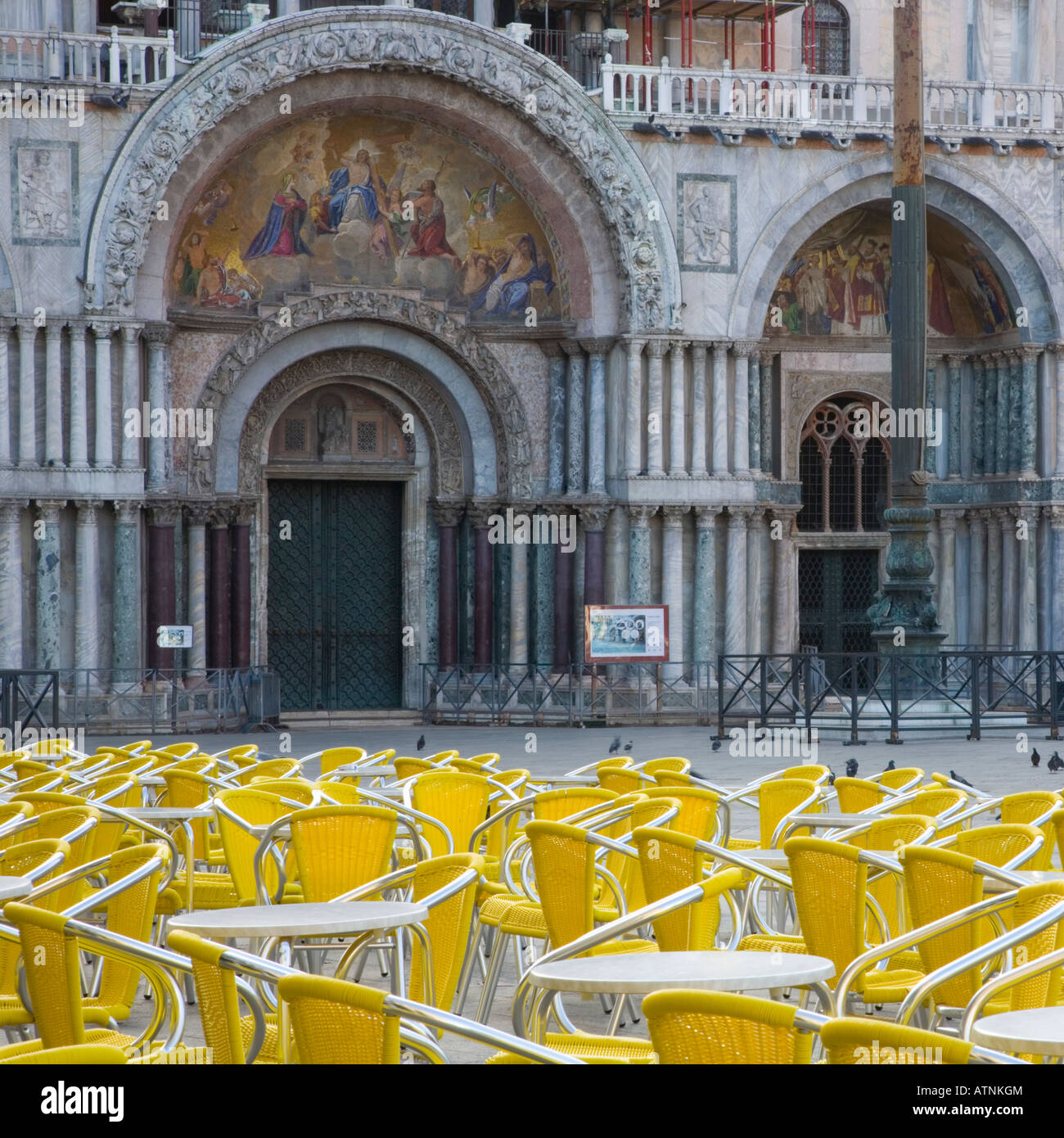 Venedig, Veneto, Italien. Wunderschöne Fassade der Basilica di San Marco, Stühle von Lavena-Café im Vordergrund. Stockfoto Venedig, Veneto, Italien. Wunderschöne Fassade der Basilica di San Marco, Stühle von Lavena-Café im Vordergrund. Stockfoto