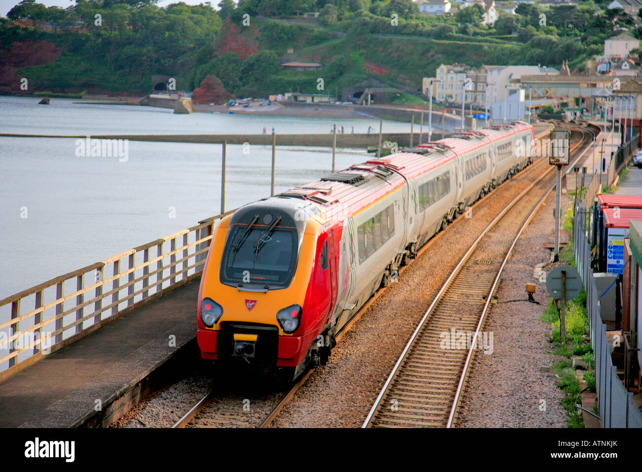 Virgin Voyager 221 128 Diesel-Zug auf dem Weg in Dawlish Station Dawlish Ufermauer Devon England UK Stockfoto