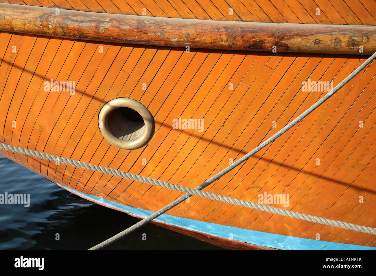 Abstrakte Geometrie-Boot ankern in Dubai Creek Stockfoto