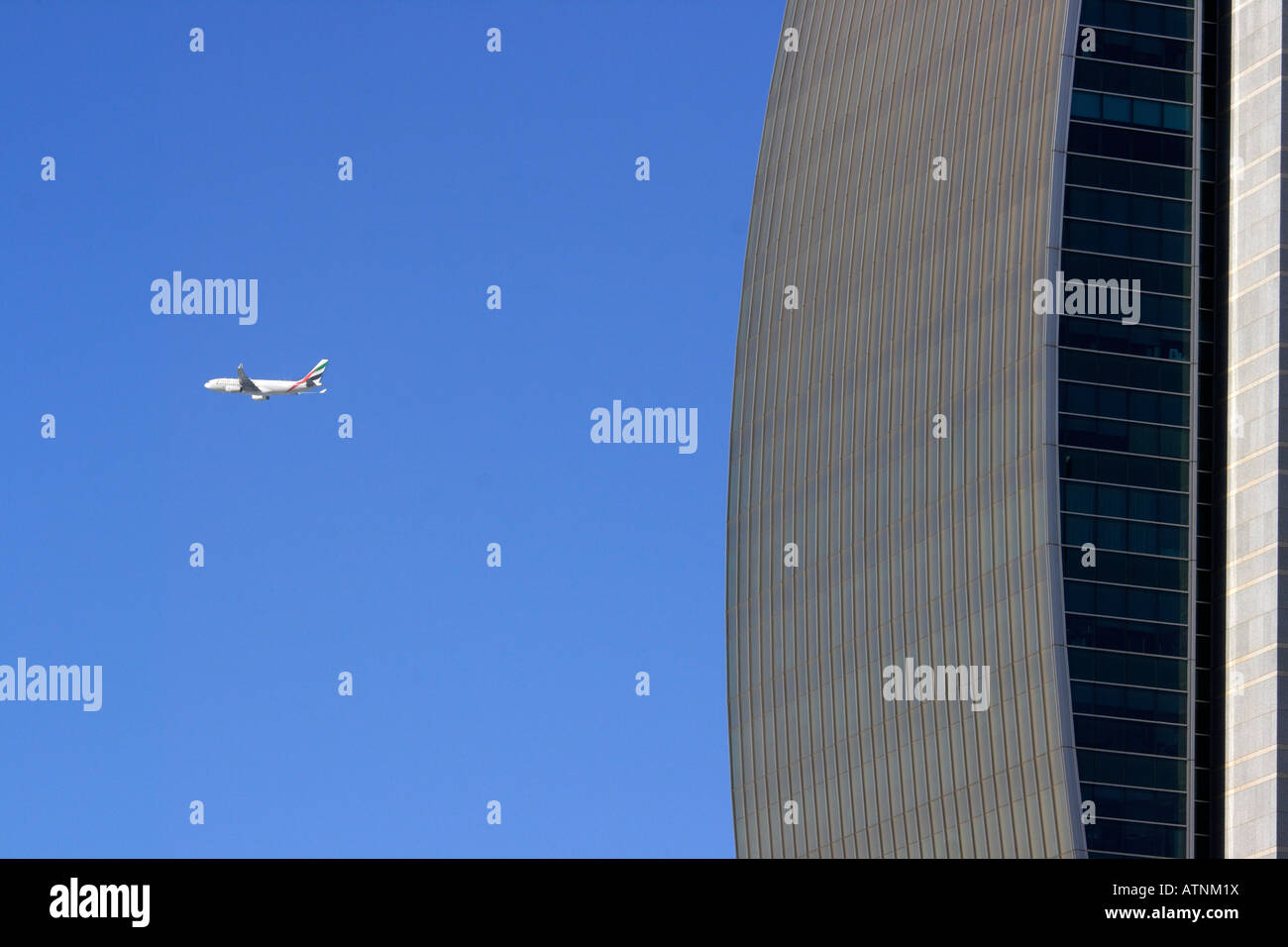 Flugzeug fliegen vorbei an die National Bank of Dubai Stockfoto