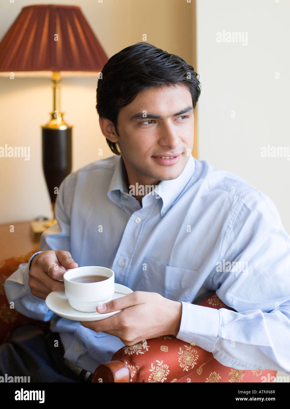 Nahaufnahme eines jungen Mannes mit einer Tasse Tee Stockfoto