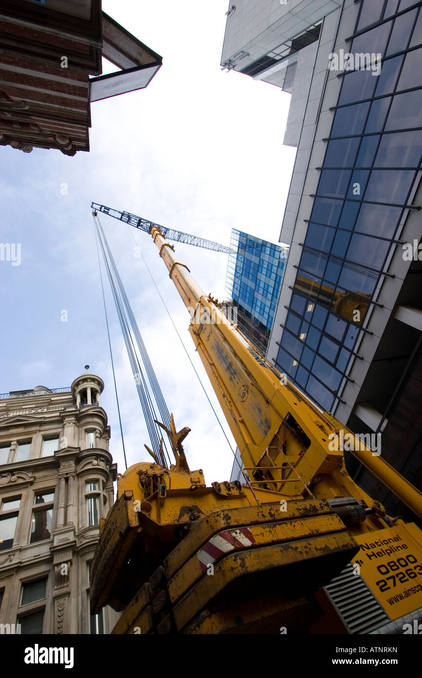 der Londoner Teleskopkran Stockfoto