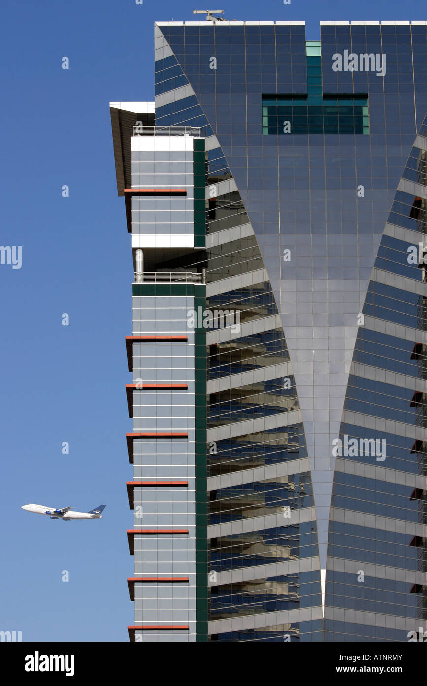 Flugzeug fliegen vorbei Ofice Gebäude in Dubai Stockfoto