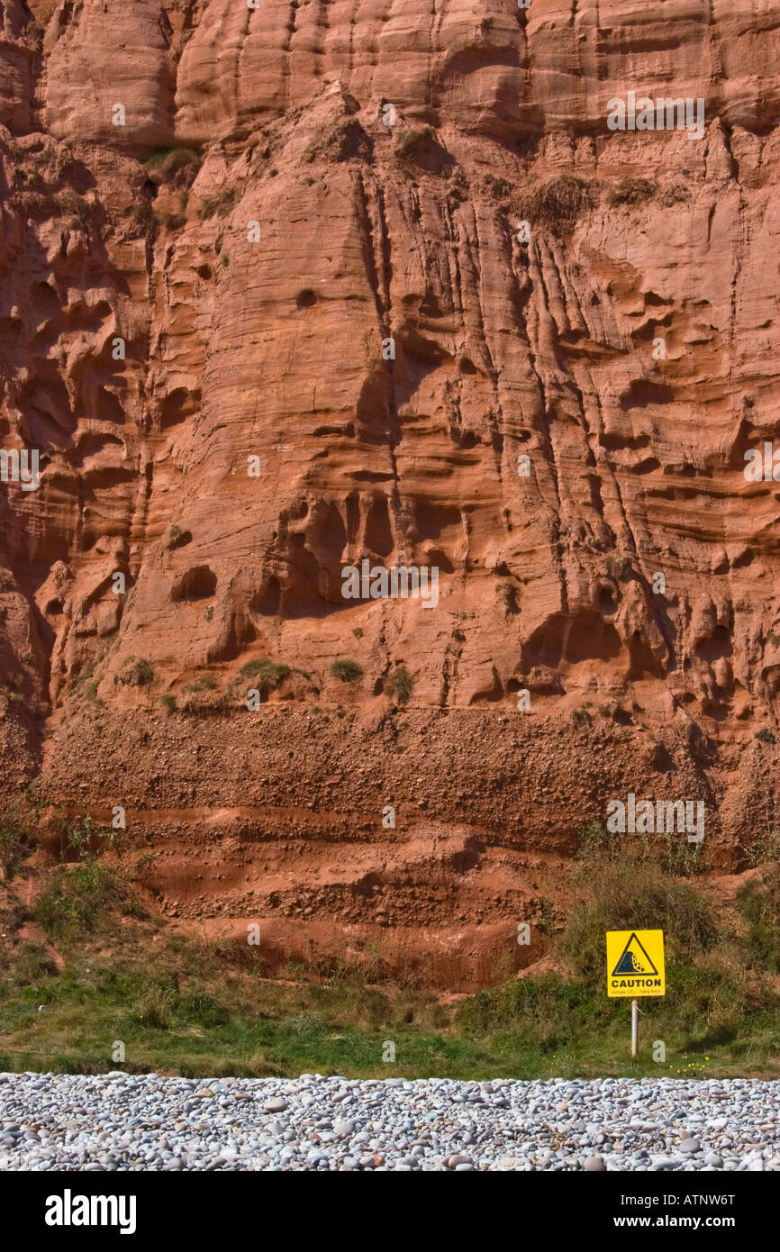 Gelbe Vorsicht Steinschlag melden unten hoch roten Sandsteinfelsen Stockfoto