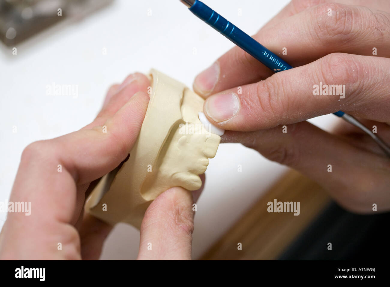 Ein Zahntechniker arbeitet auf ein Zahnimplantat für einen Patienten Stockfoto