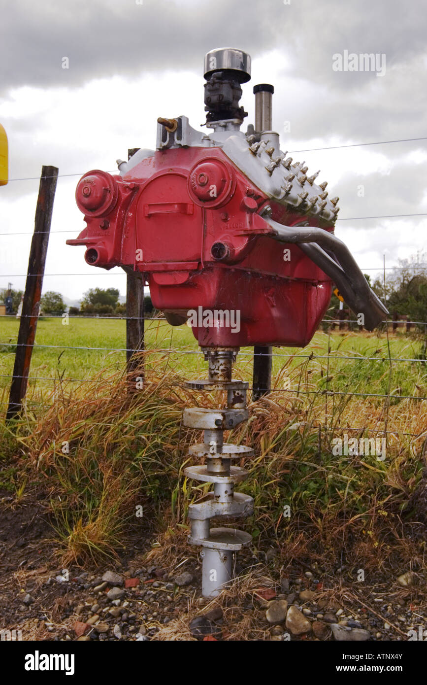 Ein Motor findet neues Leben als einen Briefkasten in der Manawatu-Gegend in der Nähe von Palmerston North, Neuseeland Stockfoto