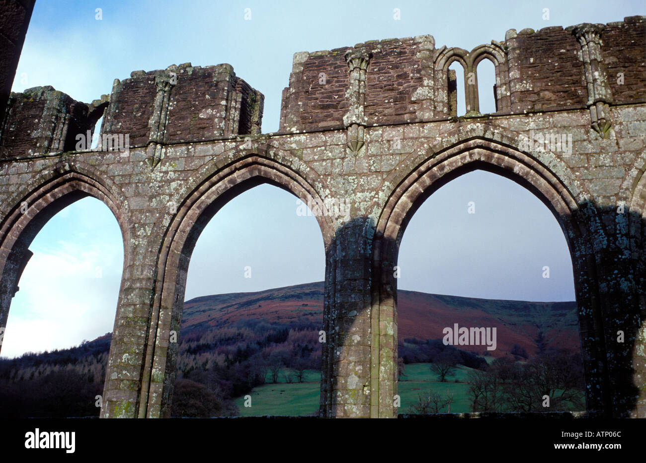 Ruinen des Kirchenschiffs Llanthony Abbey Black Mountains Wales Stockfoto