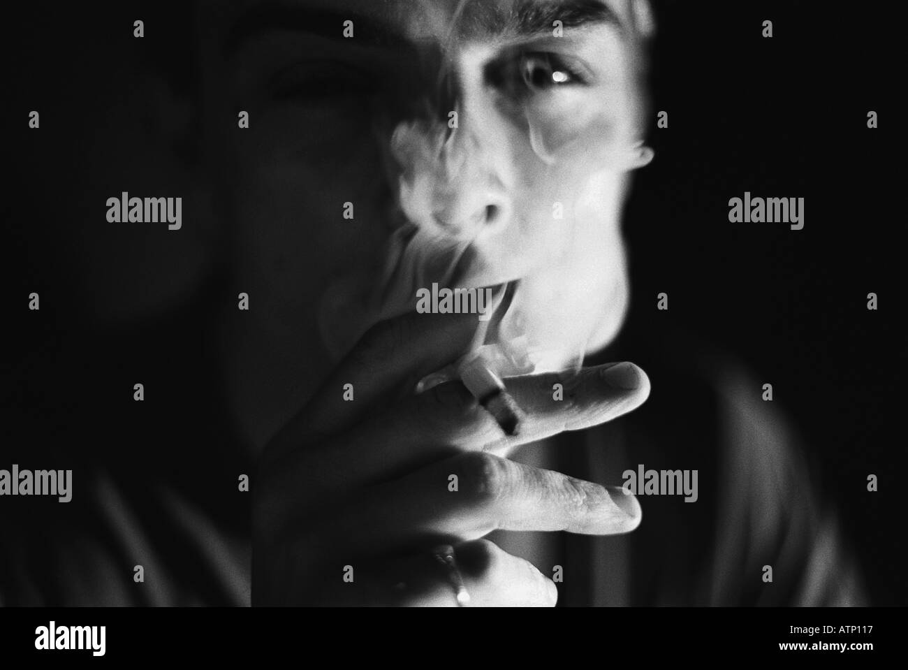 männliche Rauchen Zigarette Stockfoto