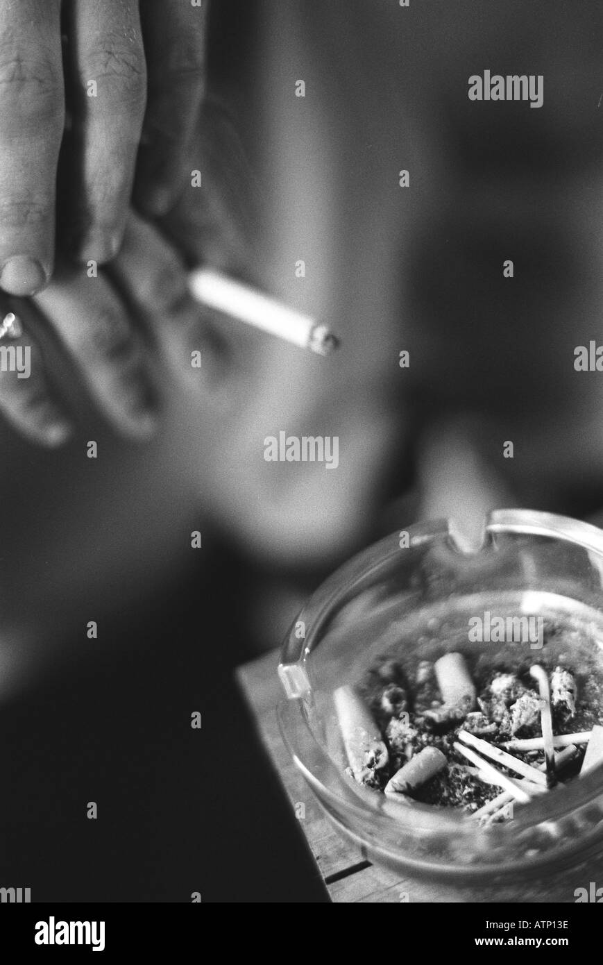 Zigarette und Ash tray Stockfoto