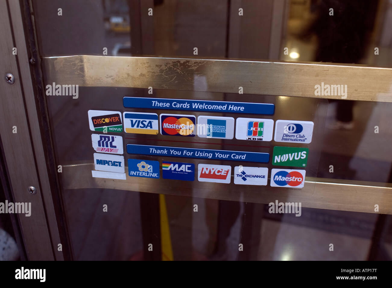 Logos für Kredit- und Debit-Karten am Eingang zu Farley Post Office in New York City Stockfoto
