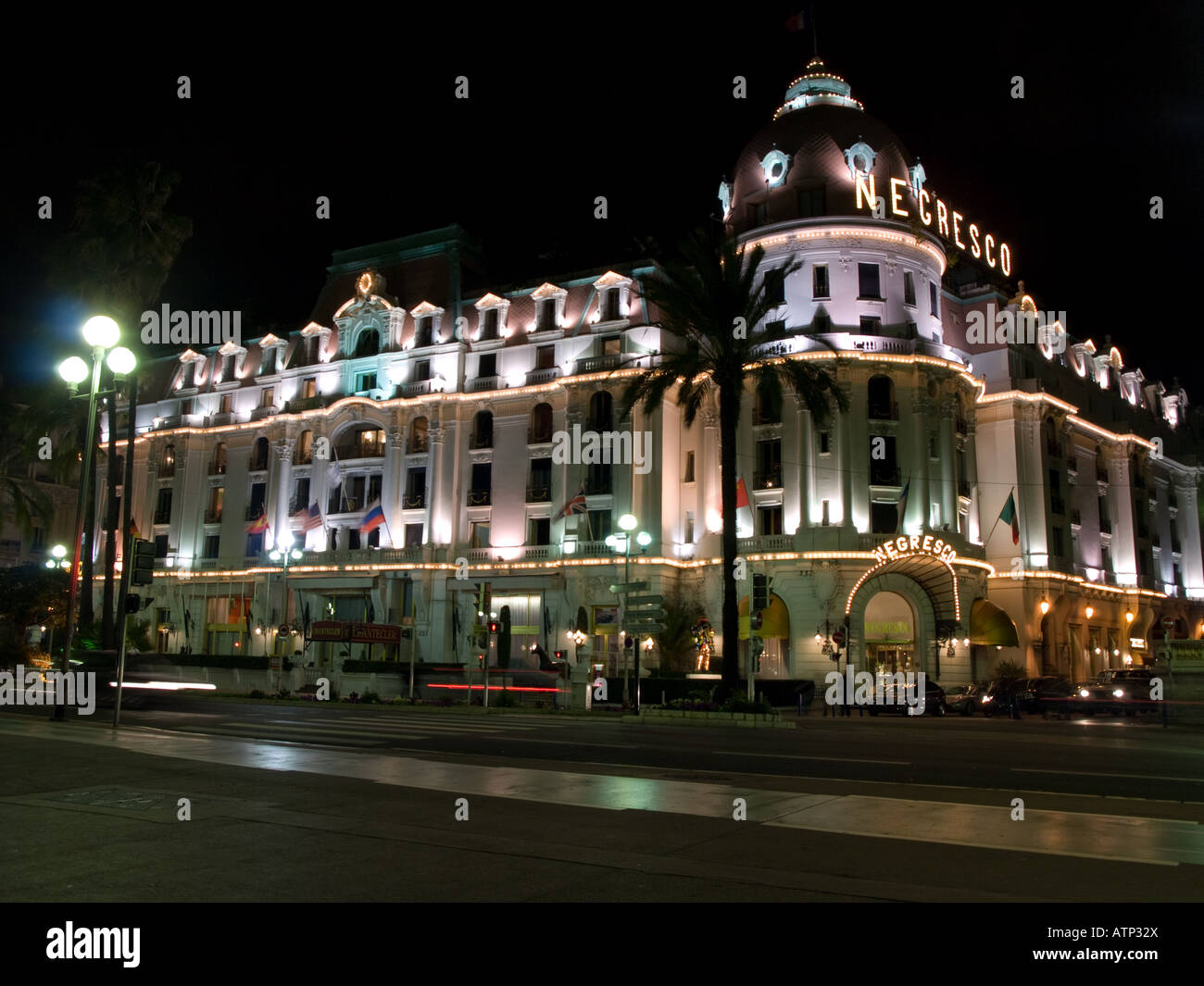Das berühmte Hôtel Negresco in der Nacht. Nizza, Frankreich. Stockfoto