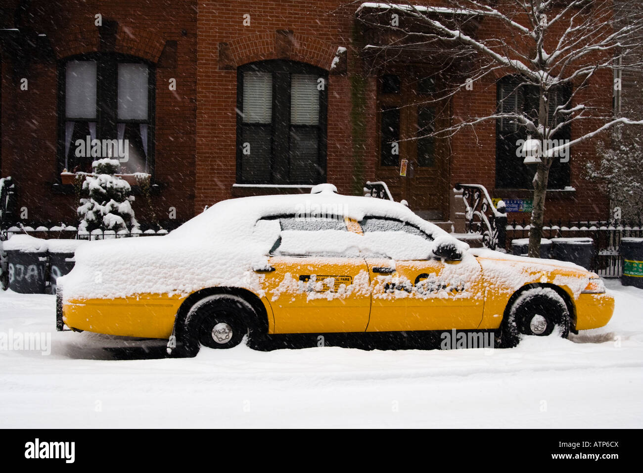 NYC Taxi mit Schnee bedeckt Stockfoto