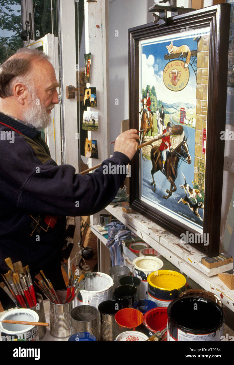 Ein traditioneller Pub Schildermaler Mike Hawkes arbeitet in seinem Atelier Stockfoto