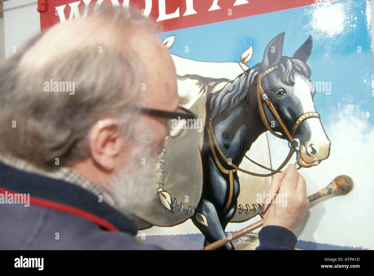 Ein traditioneller Pub Schildermaler Mike Hawkes arbeitet in seinem Atelier Stockfoto