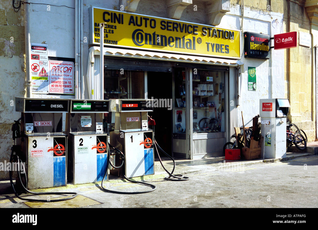 4. Oktober 2007 - point-Zapfsäulen an der Tankstelle vor ein Auto-Service in die Stadt von Xaghra auf der maltesischen Insel Gozo Stockfoto