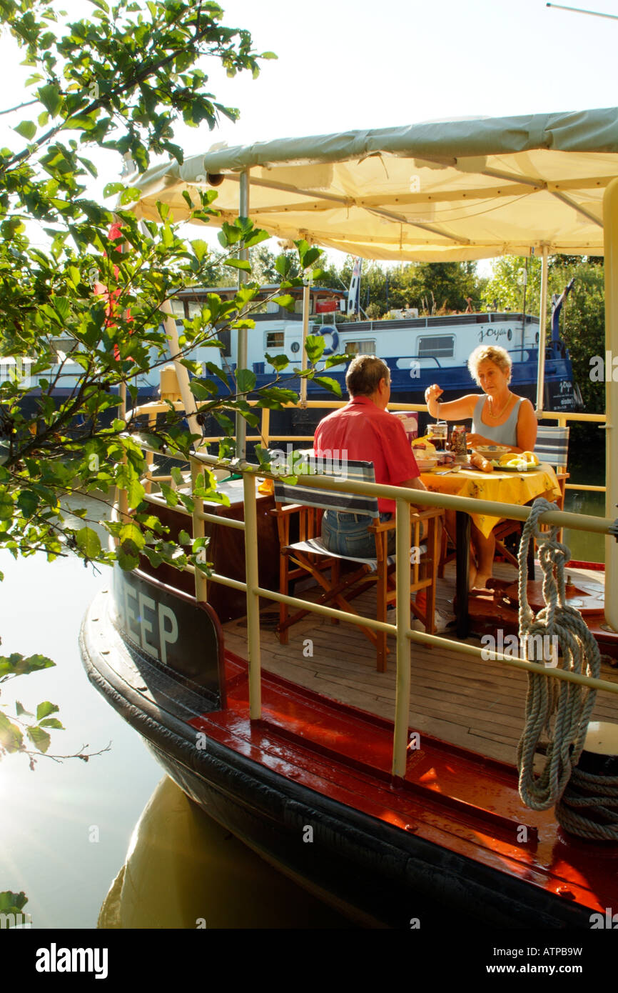 Paar genießen Sie das Frühstück an Bord ihres Bootes am Fluss Soane Frankreich Europa Stockfoto