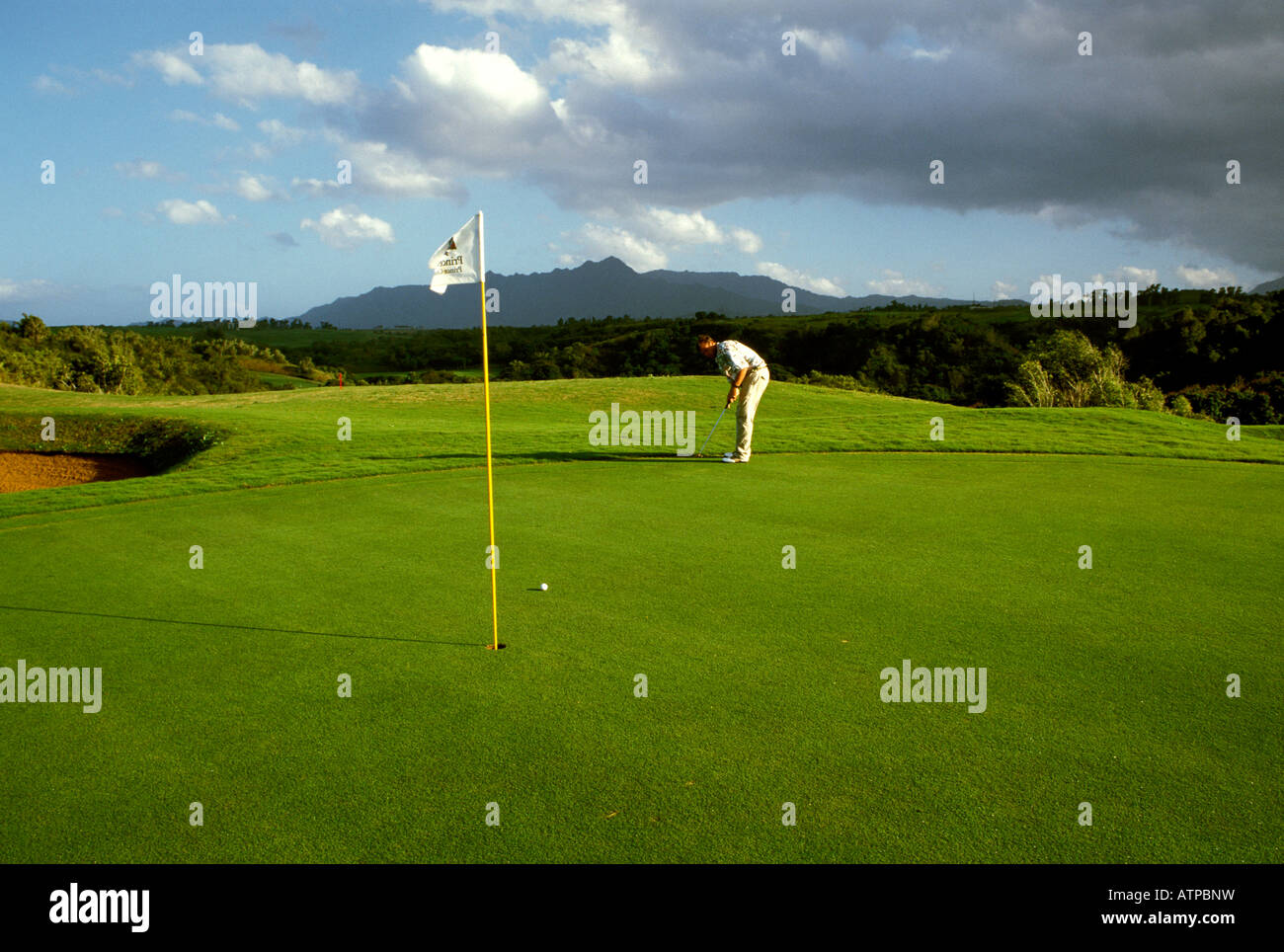 Sportmodell Golf HI Hawaii Kauai Princeville veröffentlicht Golf Fairways setzen Stockfoto
