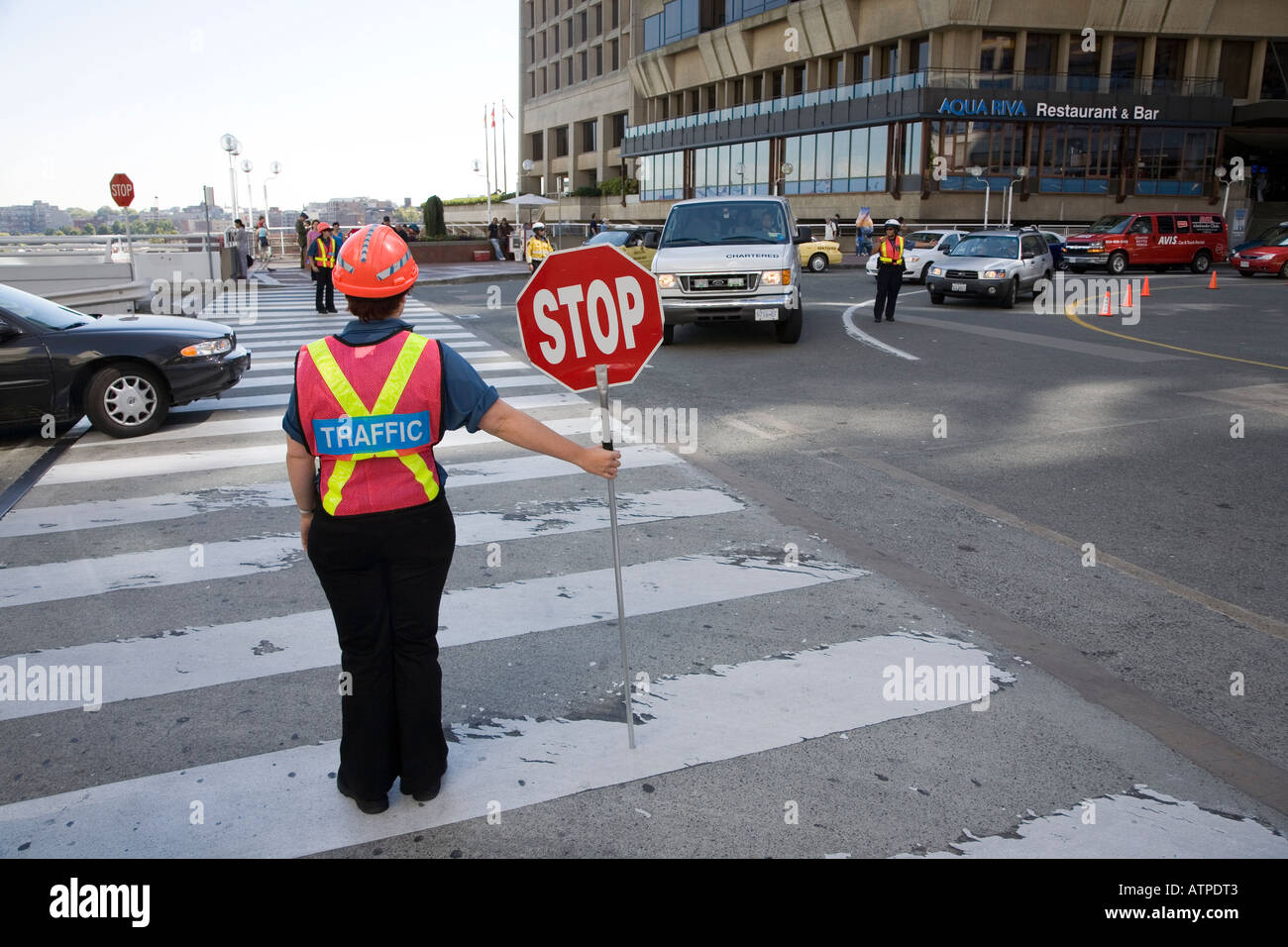 Frauen, die Steuerung des Datenverkehrs in Fußgängerzone Vancouver Kanada Stockfoto