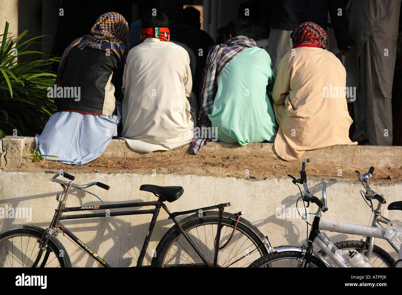 Vier wartenden Hafenarbeiter-Dubai Creek Stockfoto