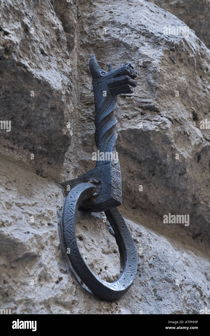 Pferd-Krawatte-Ring auf einer Steinmauer, Siena, Toskana, Italien Stockfoto
