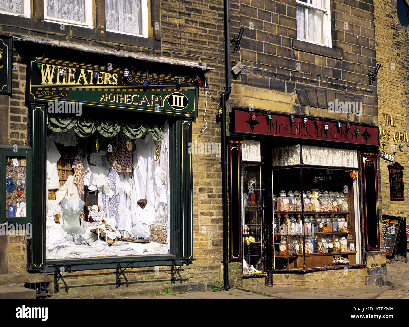 Alten Schaufenster zeigt im Dorf von Haworth, Yorkshire, England Stockfoto