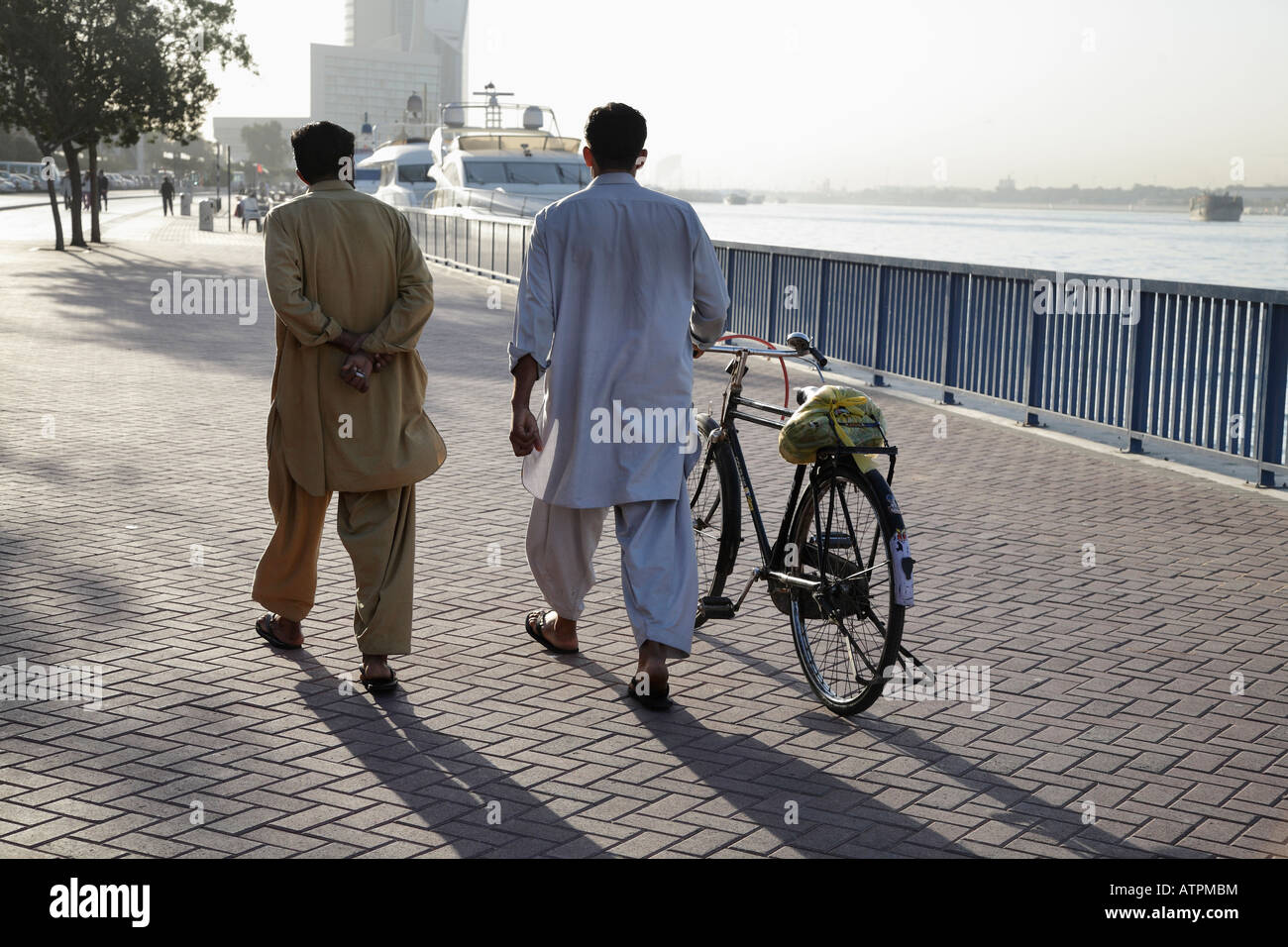 Auf ihrem Weg nach Hause - Dubai Creek Stockfoto