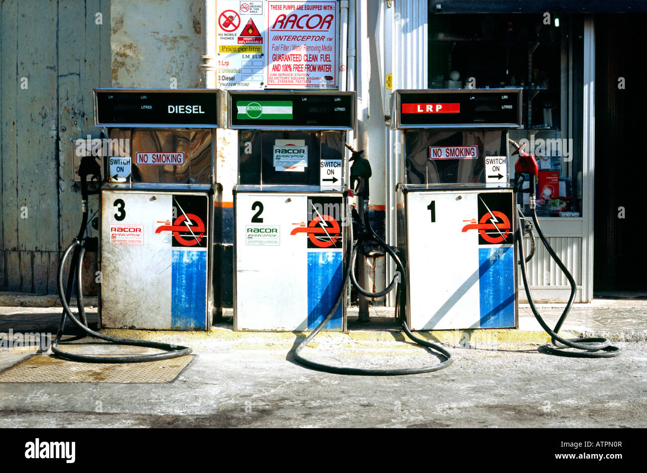 4. Oktober 2007 - point-Zapfsäulen an der Tankstelle vor ein Auto-Service in die Stadt von Xaghra auf der maltesischen Insel Gozo Stockfoto