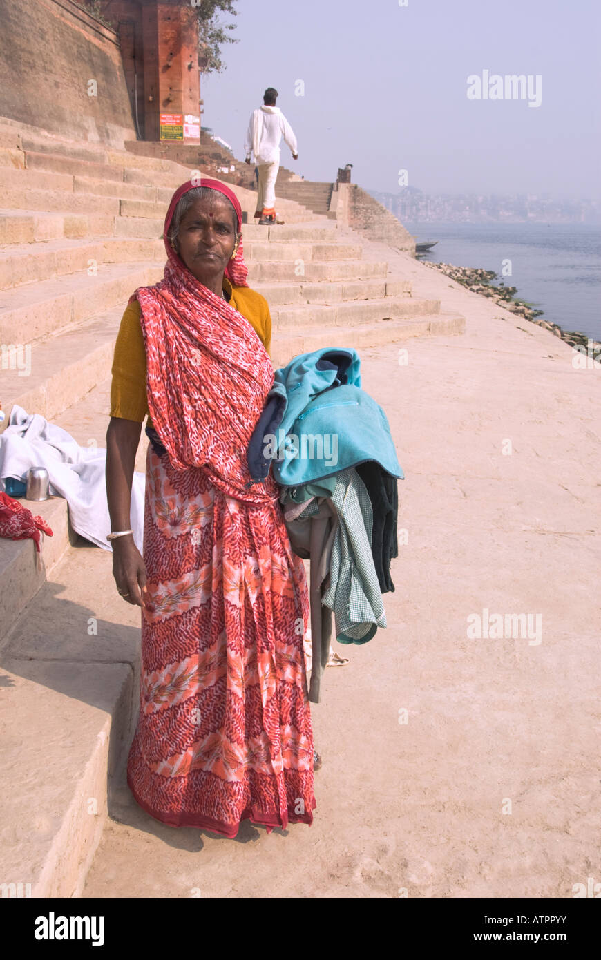 Porträt einer Frau Scheibe auf den Ghats entlang des Ganges in Varanasi, Indien. Stockfoto