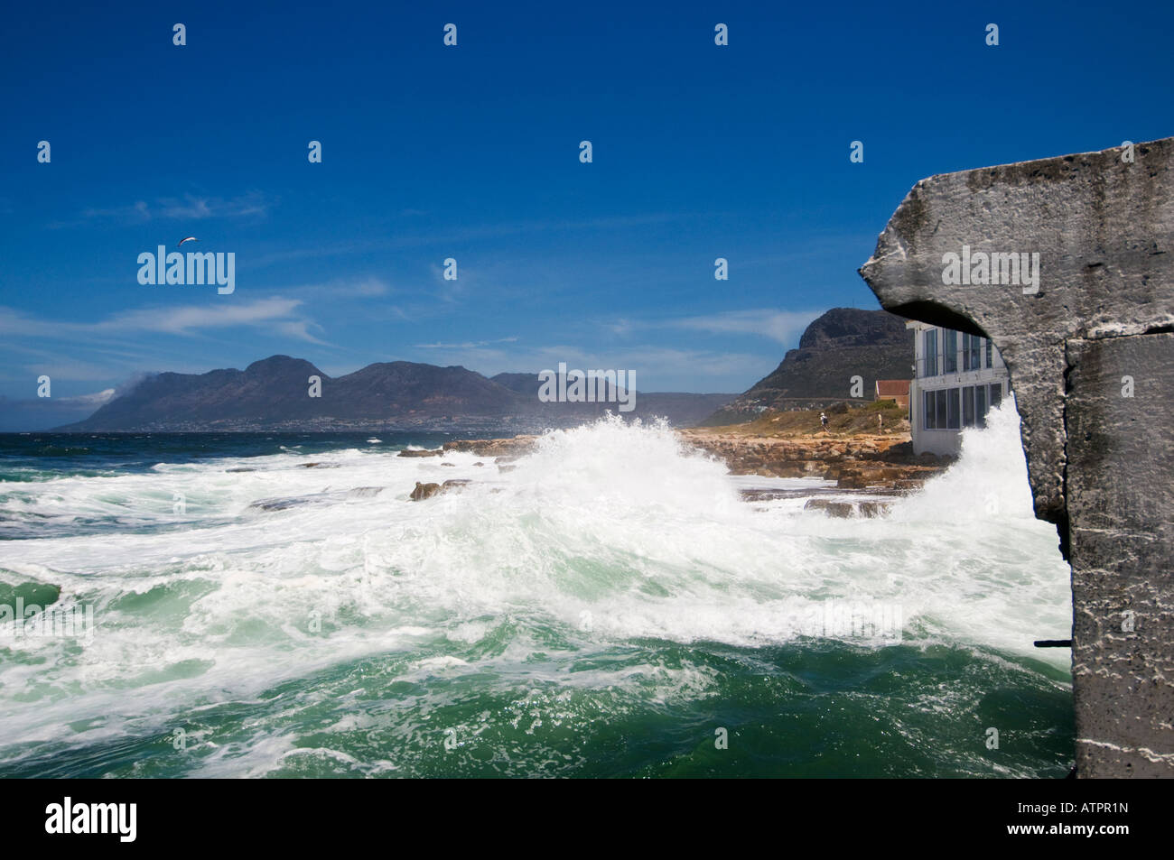 Fish Hoek Hafen mit brechenden Wellen auf die False Bay Küste der Kaphalbinsel in der Nähe von Cape Town, South Africa Stockfoto