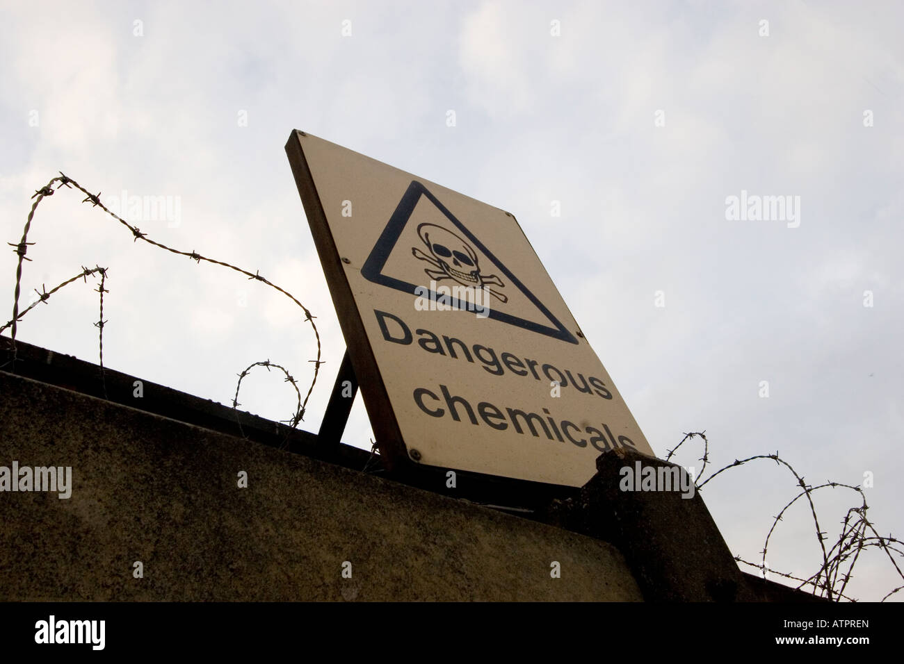 Schild mit gefährlichen Chemikalien mit Stacheldraht, London Stockfoto