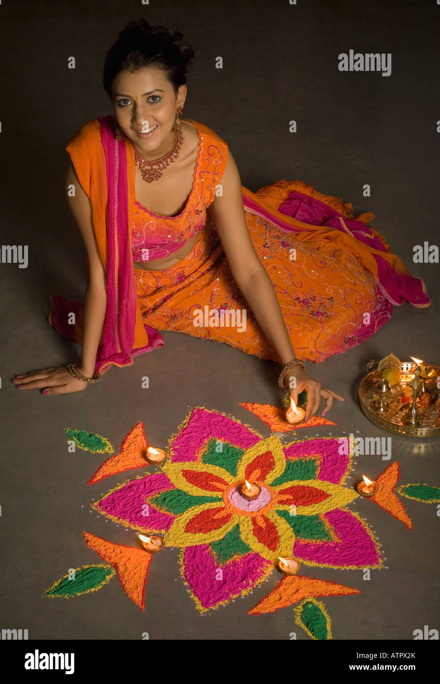 Porträt einer jungen Frau, so dass ein rangoli Stockfoto