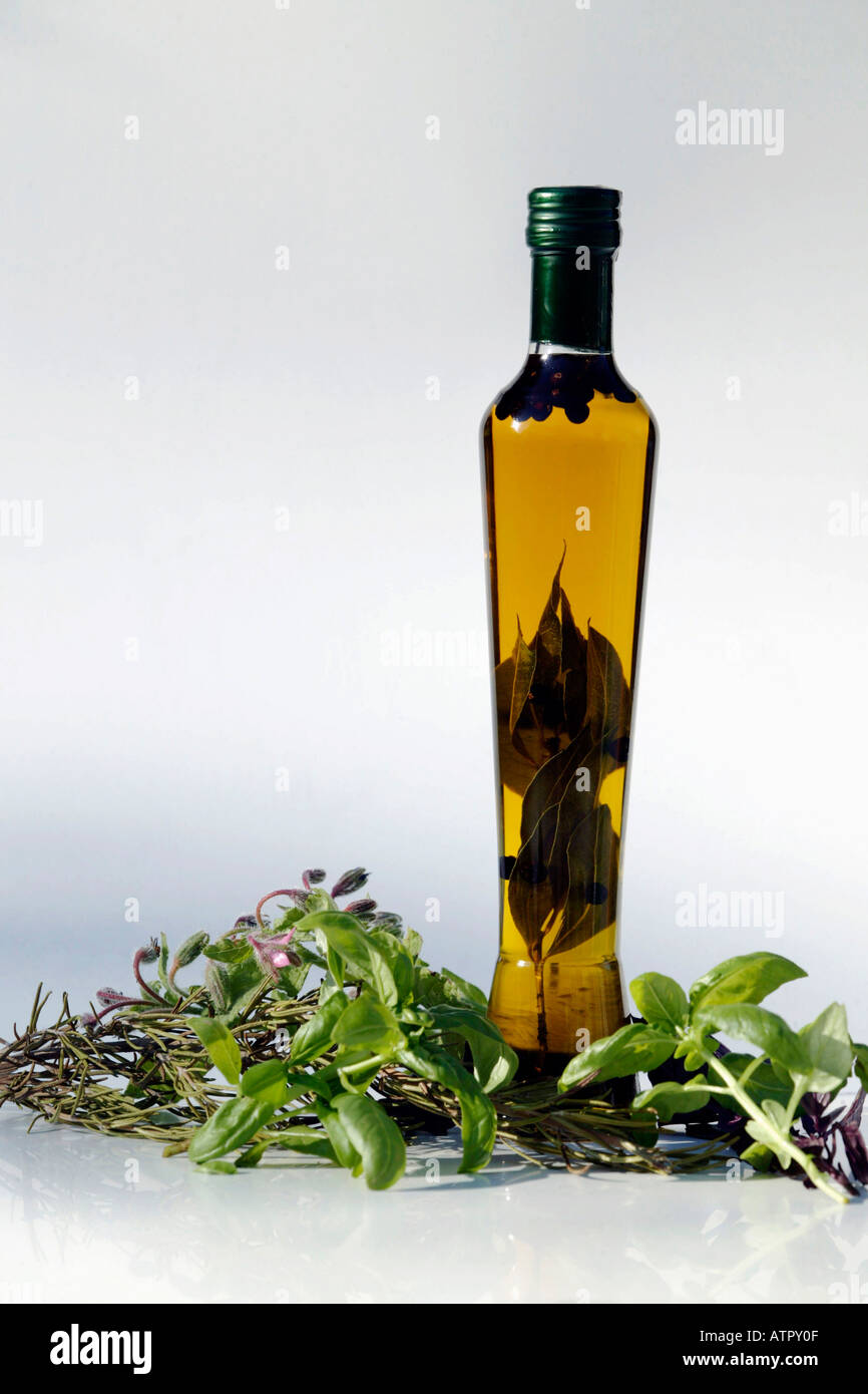 Flasche mit Kräuteröl / aufbewahrt Mit Kraeuteroel Stockfoto