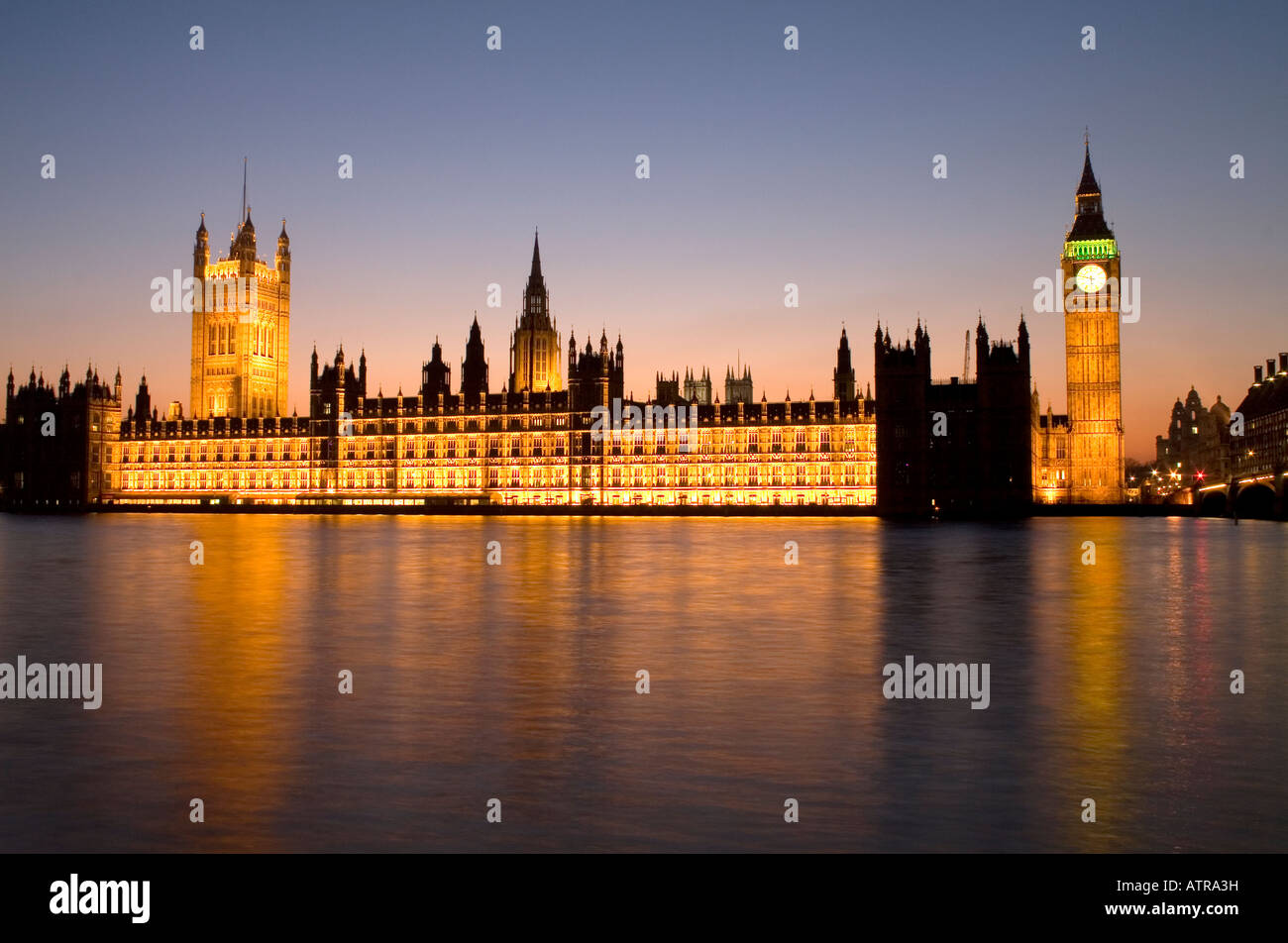 Die Houses of Parliament (Palace of Westminster), gesehen von der Southbank der Themse, London Stockfoto