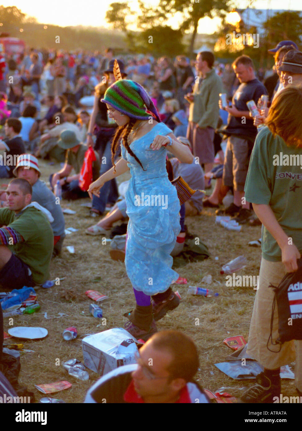 Mädchen tanzen in der Menge Glastonbury Festival 2003 Stockfoto