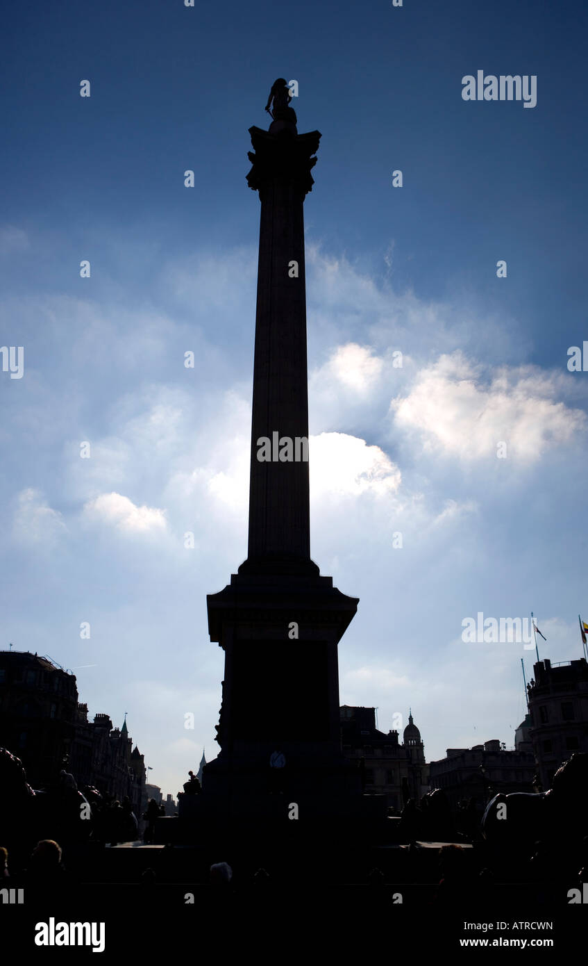 Nelsons Säule mit Touristen Tralalgar Square London uk Stockfoto