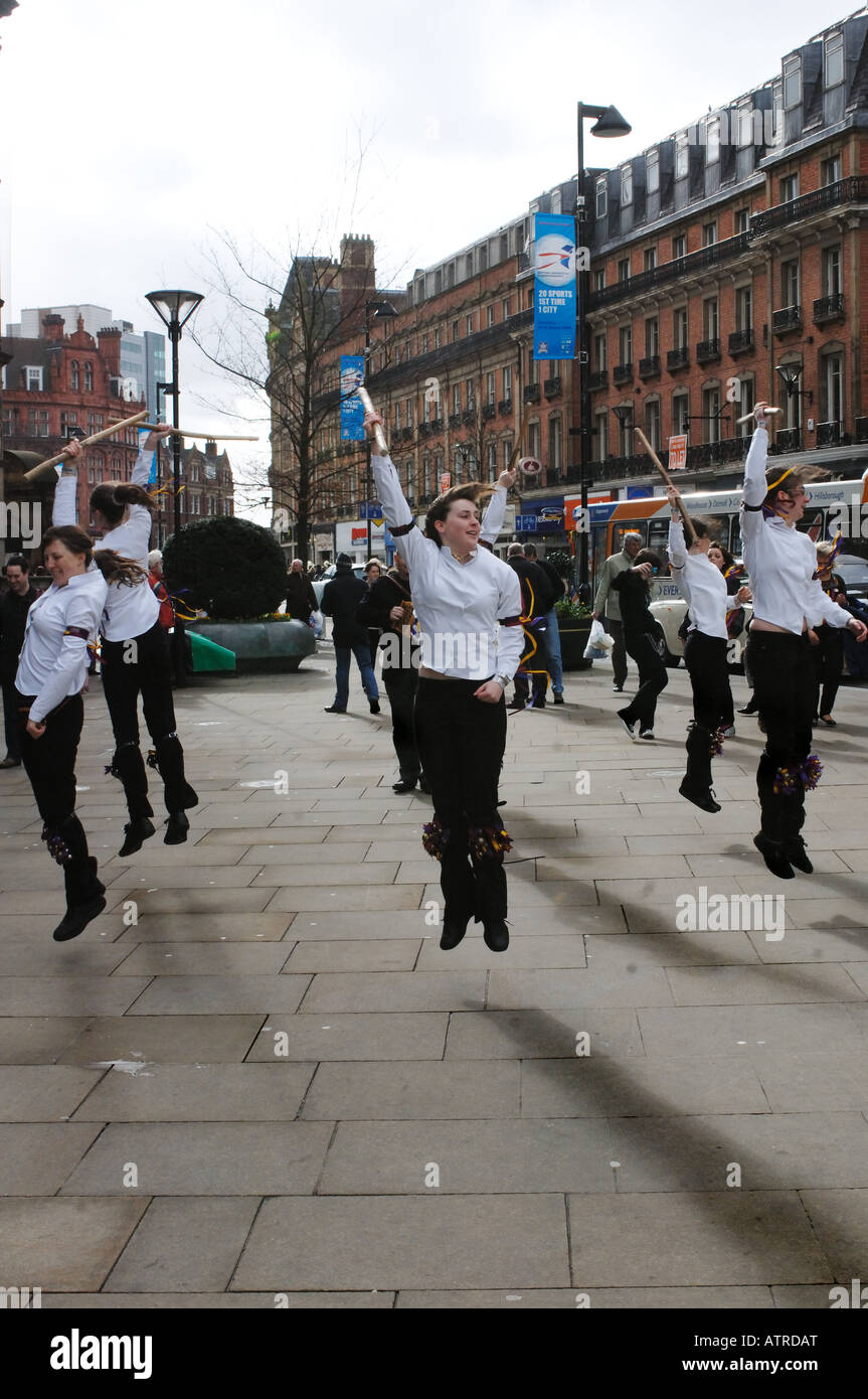 Morris Tanz außerhalb Sheffield City Hall Stockfoto