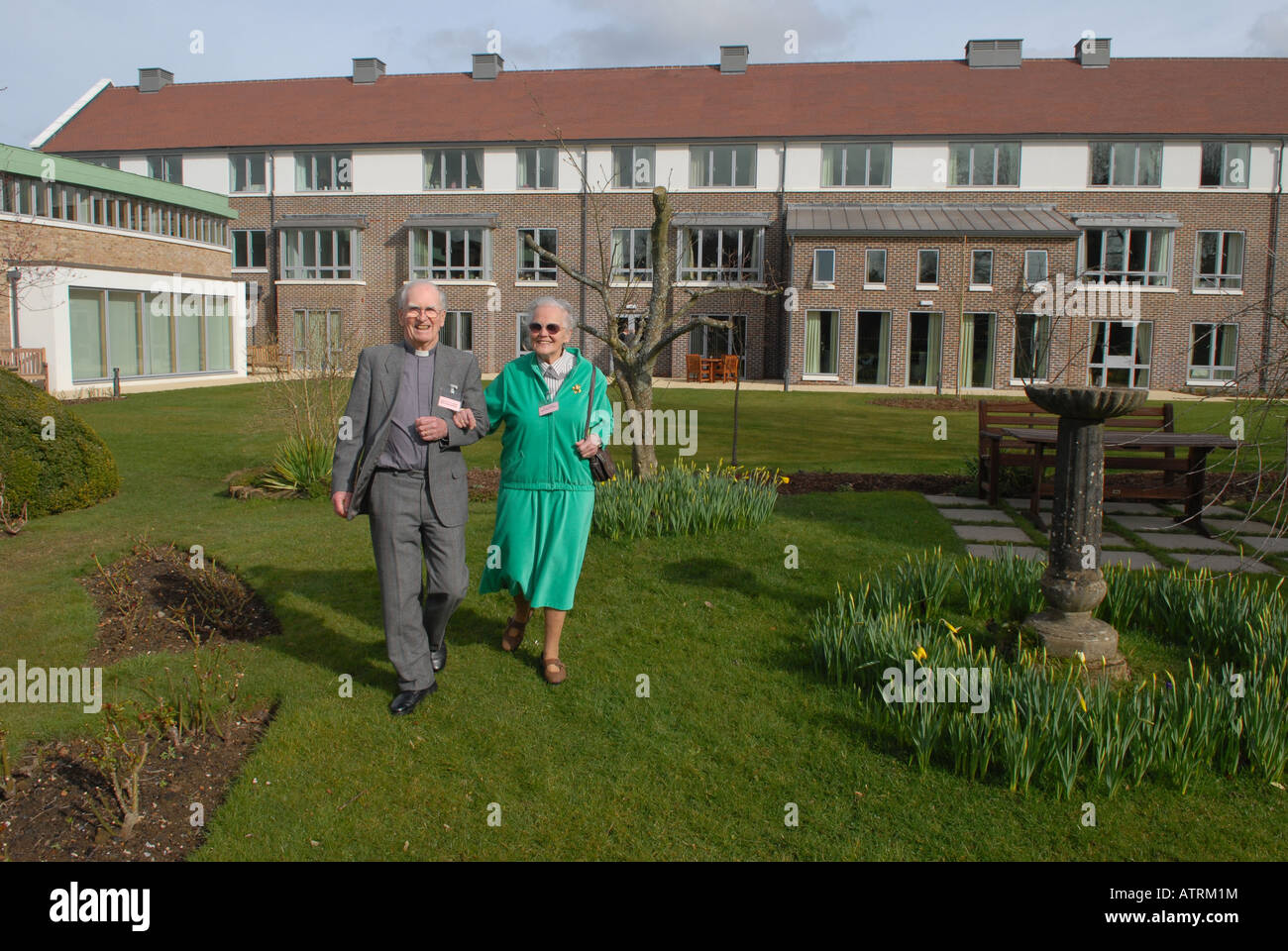 Ehepaar im Ruhestand bei Manormead unterstützt Housing für pensionierte Klerus, laufen durch die Kirche von England Pensions Board in Hindhead Stockfoto