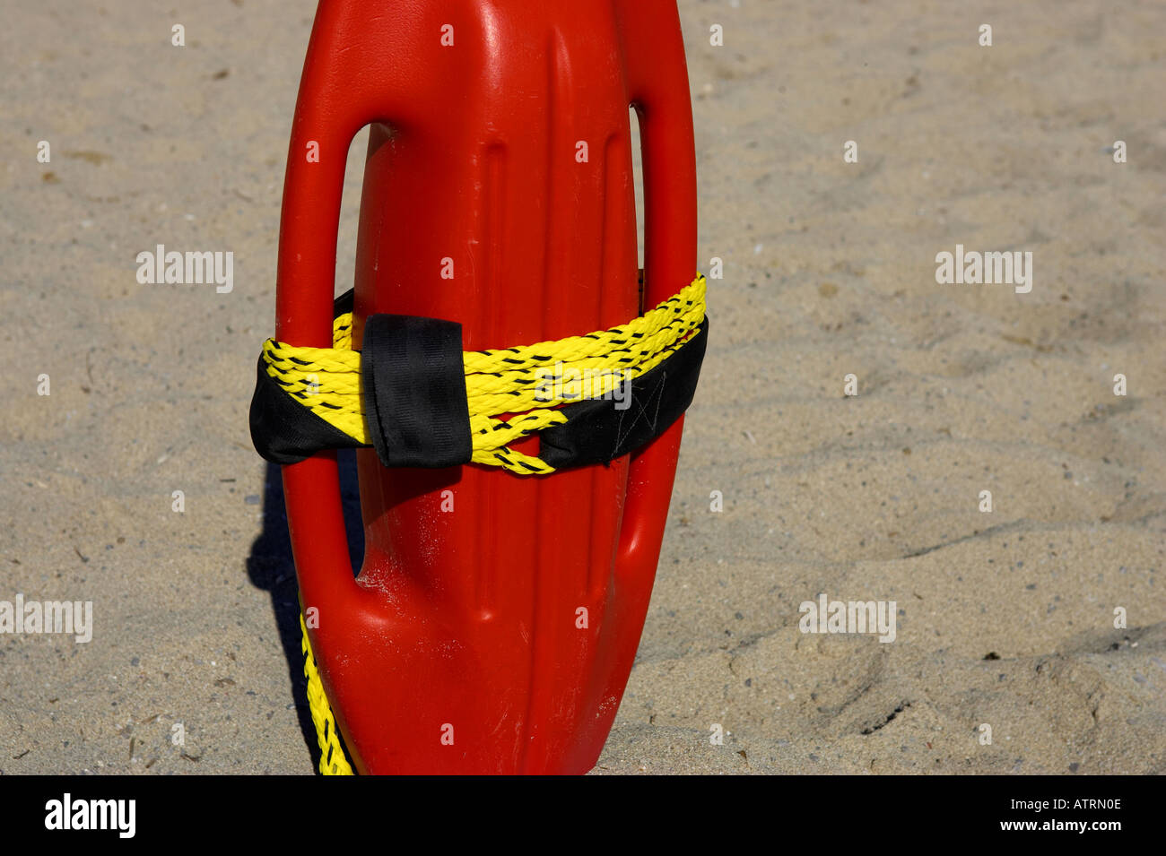 Roter Kunststoff Schwimmhilfe in dem Sand Cala Bona Strand Mallorca-Mallorca-Spanien Stockfoto