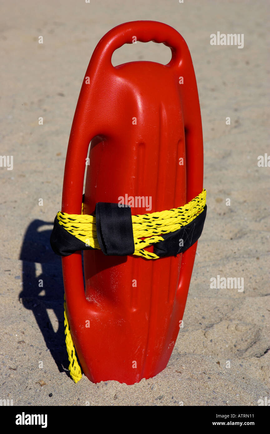 Roter Kunststoff Schwimmhilfe genannt eine Burnside Boje in dem Sand Cala Bona Strand Mallorca-Mallorca-Spanien Stockfoto
